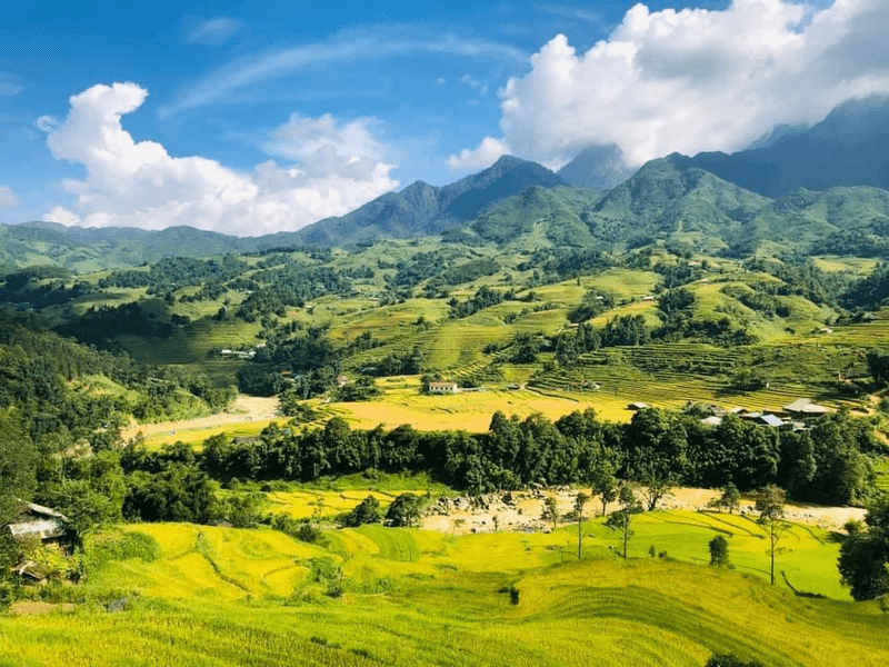 Tầm nhìn bao quát xuống thung lũng từ đỉnh đèo Thung Khe, có thể thấy nhà cửa và ruộng đồng
